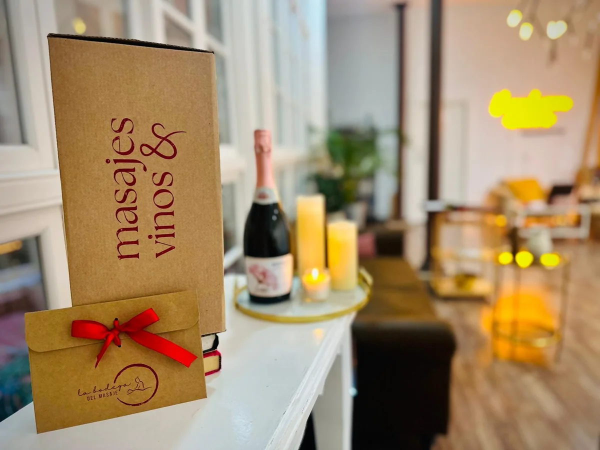 Caja regalo de La Bodega del Masaje con el estuche «masajes & vinos» y el sobre con lazo rojo, listo para recoger en el local de Málaga