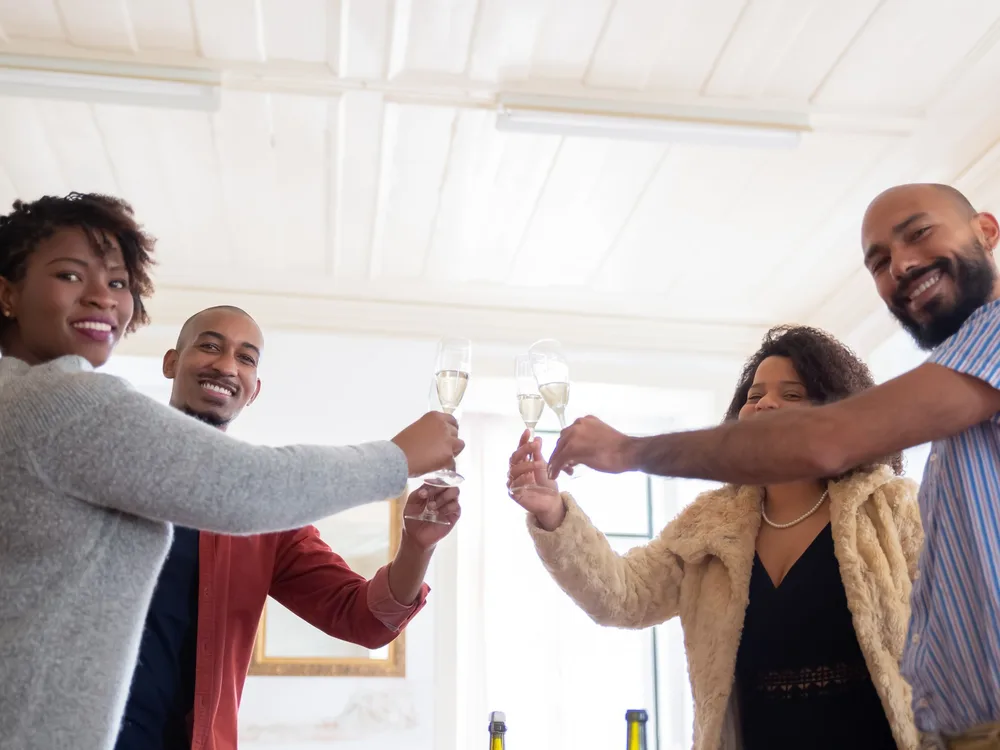 Grupo de amigos brindando con vino en una celebración privada