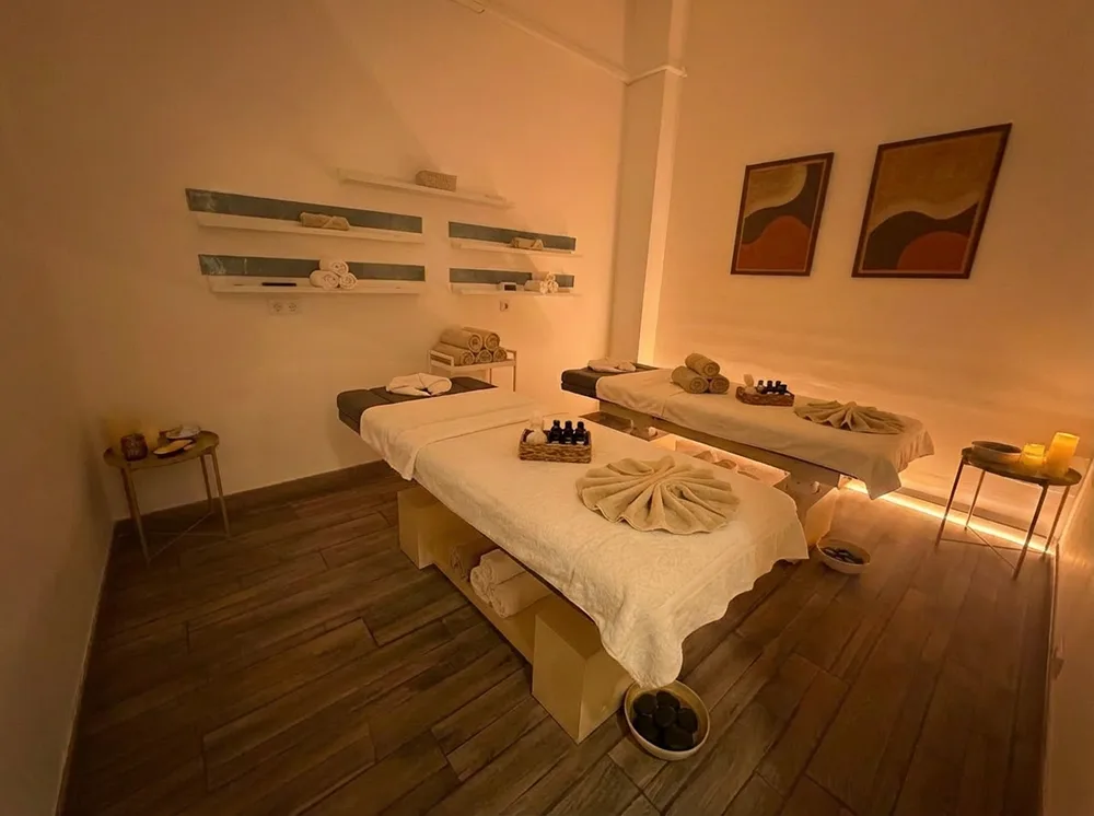 Sala massaggi di La Bodega del Masaje, con due lettini pronti