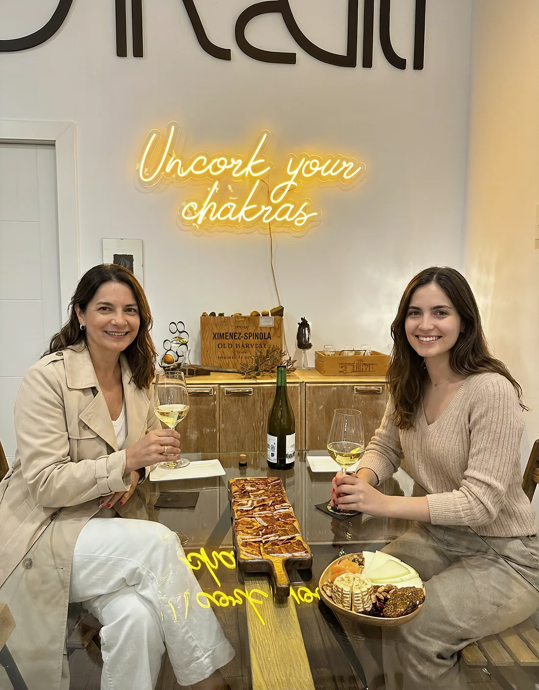 Madre e hija brindando durante una cata de vinos en La Bodega del Masaje, en el centro de Málaga